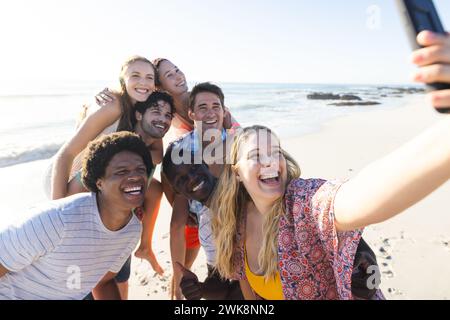 Verschiedene Gruppen von Freunden, die ein Selfie am Strand machen Stockfoto