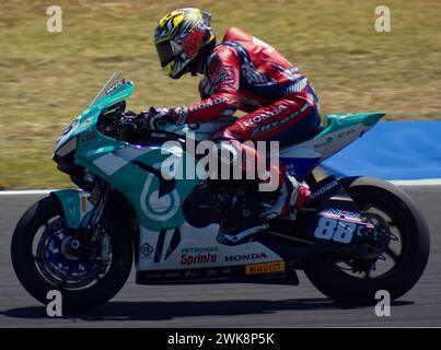 MISANO ADRIATICO 5. JUNI 2023: Motorradfahrer auf einem hellblauen Supersportmotorrad. Stockfoto