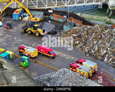 Sheerness, Kent, Großbritannien - 18. Februar 2024 Feuer im Recyclingzentrum, das Feuer brennt seit mehr als 24 Stunden und Rauch bis Essex Stockfoto