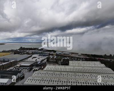 Sheerness, Kent, Großbritannien - 18. Februar 2024 Feuer im Recyclingzentrum, das Feuer brennt seit mehr als 24 Stunden und Rauch bis Essex Stockfoto