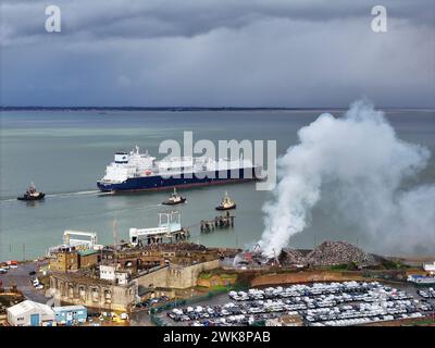 Sheerness, Kent, Großbritannien - 18. Februar 2024 Feuer im Recyclingzentrum, das Feuer brennt seit mehr als 24 Stunden und Rauch bis Essex Stockfoto