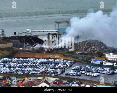 Sheerness, Kent, Großbritannien - 18. Februar 2024 Feuer im Recyclingzentrum, das Feuer brennt seit mehr als 24 Stunden und Rauch bis Essex Stockfoto