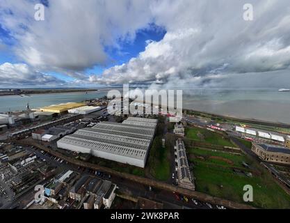 Sheerness, Kent, Großbritannien - 18. Februar 2024 Feuer im Recyclingzentrum, das Feuer brennt seit mehr als 24 Stunden und Rauch bis Essex Stockfoto