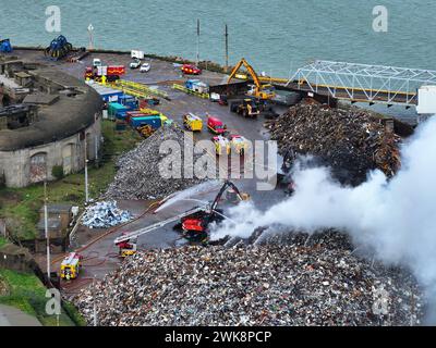 Sheerness, Kent, Großbritannien - 18. Februar 2024 Feuer im Recyclingzentrum, das Feuer brennt seit mehr als 24 Stunden und Rauch bis Essex Stockfoto