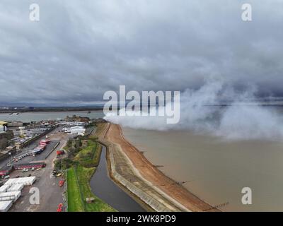 Sheerness, Kent, Großbritannien - 18. Februar 2024 Feuer im Recyclingzentrum, das Feuer brennt seit mehr als 24 Stunden und Rauch bis Essex Stockfoto