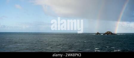 Blick auf die Brisons von Cape Cornwall mit Regenbogen Stockfoto