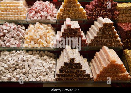 Turkish Delight Süßigkeiten auf dem Gewürzmarkt in Istanbul Türkei Stockfoto