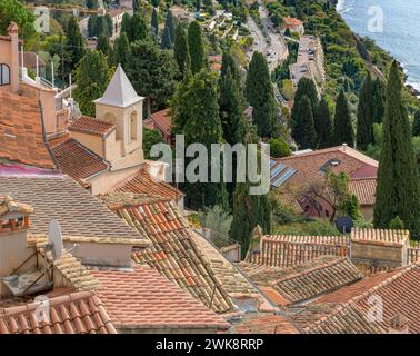Blick hinunter auf die Dächer der hübschen Stadt Roquebrune-Cap-Martin. An den Hängen an der französischen Riviera, Cote d'Azur, Frankreich. Stockfoto