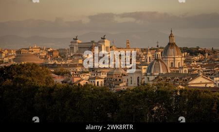 Ein Blick aus der Vogelperspektive auf einen Sonnenuntergang in Rom, Italien Stockfoto
