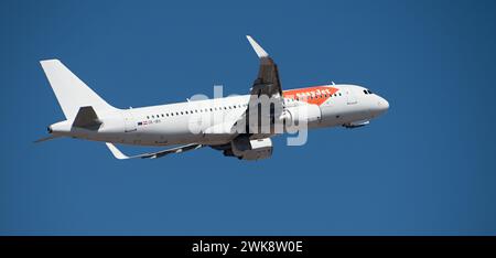 Teneriffa, Spanien, 16. Februar 2024. Airbus A320-214. EasyJet Airlines fliegt am blauen Himmel Stockfoto