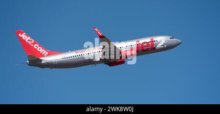 Teneriffa, Spanien, 16. Februar 2024. Boeing 737-8MG. Jet2 Airlines fliegt am blauen Himmel Stockfoto