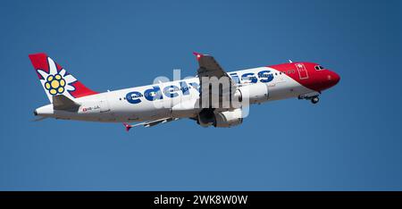 Teneriffa, Spanien, 16. Februar 2024. Airbus A320-214. Edelweiss Air Airlines fliegt am blauen Himmel Stockfoto