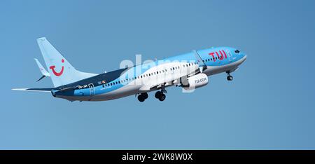 Teneriffa, Spanien, 16. Februar 2024. Boeing 737-8K5. TUI Airlines fliegt im blauen Himmel Stockfoto