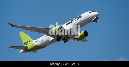 Teneriffa, Spanien, 16. Februar 2024. Airbus A220-300. Air Baltic Airlines fliegt am blauen Himmel Stockfoto