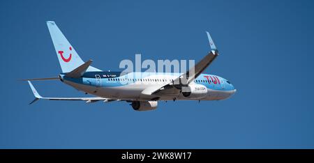 Teneriffa, Spanien, 16. Februar 2024. Boeing 737-8K5. TUI Airlines fliegt im blauen Himmel Stockfoto