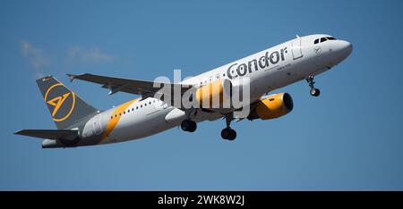 Teneriffa, Spanien, 16. Februar 2024. Airbus A320-214. Condor Airlines fliegt am blauen Himmel Stockfoto