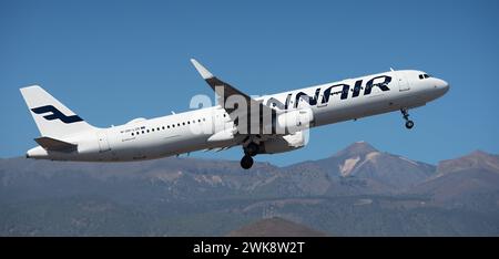 Teneriffa, Spanien, 16. Februar 2024. Airbus A321-231. Finnair Airlines fliegt in den Himmel, El Teide Vulkan im Hintergrund Stockfoto