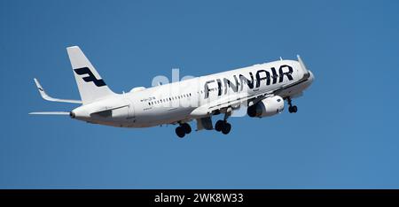 Teneriffa, Spanien, 16. Februar 2024. Airbus A321-231. Finnair Airlines fliegt am blauen Himmel Stockfoto