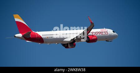 Teneriffa, Spanien, 16. Februar 2024. Airbus A321-251NX. Iberia Express Airlines fliegt im blauen Himmel Stockfoto