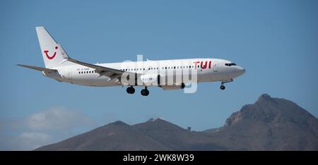 Teneriffa, Spanien, 16. Februar 2024. Boeing 737-8K5 TUI Airlines fliegt im blauen Himmel. Landet am Flughafen Teneriffa Stockfoto