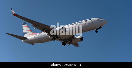 Teneriffa, Spanien, 16. Februar 2024. Boeing 737-82R Smartwings Airlines fliegt am blauen Himmel. Landet am Flughafen Teneriffa Stockfoto