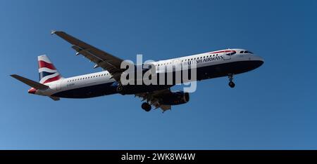 Teneriffa, Spanien, 16. Februar 2024. Airbus A321-231 British Airways Airlines fliegt am blauen Himmel. Landet am Flughafen Teneriffa Stockfoto