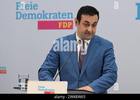 Berlin, Deutschland 19. Februar 2024: Pressekonferenz mit FDP-Generalsekretär und der Spitzenkandidatin zur Europawahl - 19.02.2024 im Bild : Bijan Djir-Sarai, Generalsekretär der FDP *** Berlin, Deutschland 19. Februar 2024 Pressekonferenz mit dem Generalsekretär der FDP und dem federführenden Kandidaten für die Europawahlen 19 02 2024 im Bild Bijan Djir Sarai, Generalsekretär der FDP Copyright: xFotostandx/xReuhlx Stockfoto