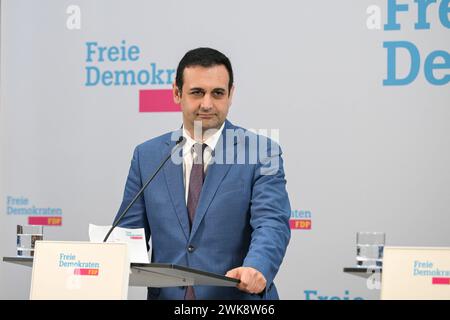 Berlin, Deutschland 19. Februar 2024: Pressekonferenz mit FDP-Generalsekretär und der Spitzenkandidatin zur Europawahl - 19.02.2024 im Bild : Bijan Djir-Sarai, Generalsekretär der FDP *** Berlin, Deutschland 19. Februar 2024 Pressekonferenz mit dem Generalsekretär der FDP und dem federführenden Kandidaten für die Europawahlen 19 02 2024 im Bild Bijan Djir Sarai, Generalsekretär der FDP Copyright: xFotostandx/xReuhlx Stockfoto