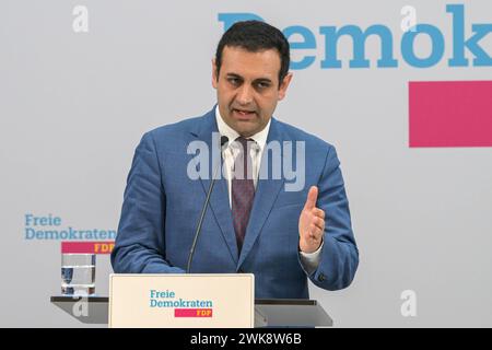 Berlin, Deutschland 19. Februar 2024: Pressekonferenz mit FDP-Generalsekretär und der Spitzenkandidatin zur Europawahl - 19.02.2024 im Bild : Bijan Djir-Sarai, Generalsekretär der FDP *** Berlin, Deutschland 19. Februar 2024 Pressekonferenz mit dem Generalsekretär der FDP und dem federführenden Kandidaten für die Europawahlen 19 02 2024 im Bild Bijan Djir Sarai, Generalsekretär der FDP Copyright: xFotostandx/xReuhlx Stockfoto