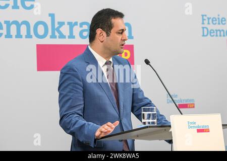 Berlin, Deutschland 19. Februar 2024: Pressekonferenz mit FDP-Generalsekretär und der Spitzenkandidatin zur Europawahl - 19.02.2024 im Bild : Bijan Djir-Sarai, Generalsekretär der FDP *** Berlin, Deutschland 19. Februar 2024 Pressekonferenz mit dem Generalsekretär der FDP und dem federführenden Kandidaten für die Europawahlen 19 02 2024 im Bild Bijan Djir Sarai, Generalsekretär der FDP Copyright: xFotostandx/xReuhlx Stockfoto
