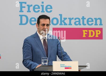 Berlin, Deutschland 19. Februar 2024: Pressekonferenz mit FDP-Generalsekretär und der Spitzenkandidatin zur Europawahl - 19.02.2024 im Bild : Bijan Djir-Sarai, Generalsekretär der FDP *** Berlin, Deutschland 19. Februar 2024 Pressekonferenz mit dem Generalsekretär der FDP und dem federführenden Kandidaten für die Europawahlen 19 02 2024 im Bild Bijan Djir Sarai, Generalsekretär der FDP Copyright: xFotostandx/xReuhlx Stockfoto