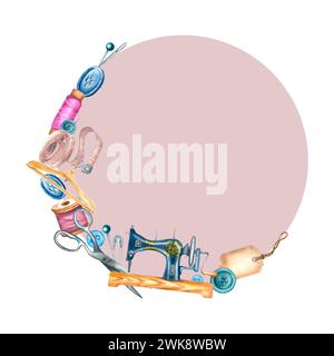 Halbrunde Komposition mit Nähmaschine, Schere, Bügel, Maßband. Handgezeichnete Aquarellillustration isoliert auf Hintergrund. Stockfoto