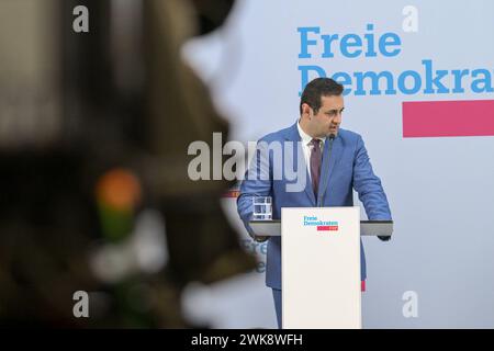 Berlin, Deutschland 19. Februar 2024: Pressekonferenz mit FDP-Generalsekretär und der Spitzenkandidatin zur Europawahl - 19.02.2024 im Bild : Bijan Djir-Sarai, Generalsekretär der FDP *** Berlin, Deutschland 19. Februar 2024 Pressekonferenz mit dem Generalsekretär der FDP und dem federführenden Kandidaten für die Europawahlen 19 02 2024 im Bild Bijan Djir Sarai, Generalsekretär der FDP Copyright: xFotostandx/xReuhlx Stockfoto