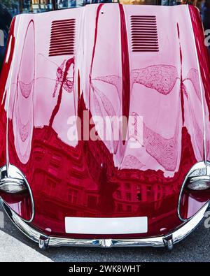 Erhöhte Motorhaube bei einem jaguar E-TYPE Classic Stockfoto