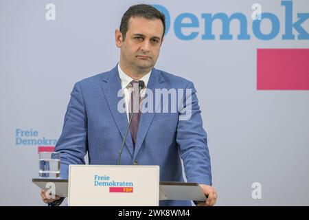 Berlin, Deutschland 19. Februar 2024: Pressekonferenz mit FDP-Generalsekretär und der Spitzenkandidatin zur Europawahl - 19.02.2024 im Bild : Bijan Djir-Sarai, Generalsekretär der FDP *** Berlin, Deutschland 19. Februar 2024 Pressekonferenz mit dem Generalsekretär der FDP und dem federführenden Kandidaten für die Europawahlen 19 02 2024 im Bild Bijan Djir Sarai, Generalsekretär der FDP Copyright: xFotostandx/xReuhlx Stockfoto
