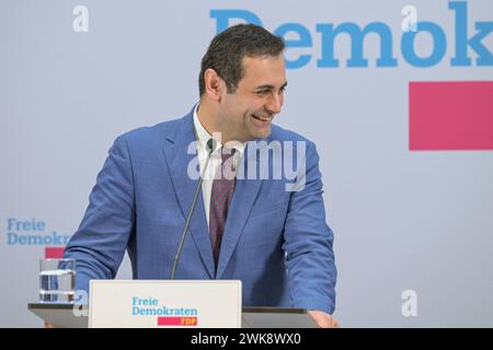 Berlin, Deutschland 19. Februar 2024: Pressekonferenz mit FDP-Generalsekretär und der Spitzenkandidatin zur Europawahl - 19.02.2024 im Bild : Bijan Djir-Sarai, Generalsekretär der FDP lacht *** Berlin, Deutschland 19. Februar 2024 Pressekonferenz mit FDP-Generalsekretär und Spitzenkandidat für die Europawahlen 19 02 2024 im Bild Bijan Djir Sarai, Generalsekretär der FDP lacht Urheberrecht: xFotostandx/xReuhlx Stockfoto