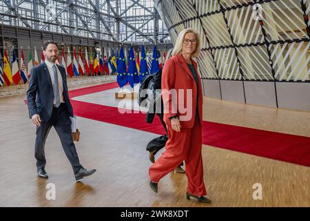 Brüssel, Belgien Februar 2024. BRÜSSEL - Sigrid Kaag spricht vor einem Treffen mit den EU-Ministern über die Hilfe für Gaza mit Journalisten. In ihrer Rolle als UN-Koordinatorin für den Wiederaufbau im Gazastreifen wurde Kaag gebeten, die Minister über die Lage im Gazastreifen zu informieren. ANP JONAS ROOSENS niederlande Out - belgien Out Credit: ANP/Alamy Live News Stockfoto