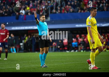 Pamplona, Spanien. Februar 2024. Sport. Francisco Jose Hernandez Maeso (Schiedsrichter) während des Fußballspiels La Liga EA Sports zwischen CA Osasuna und Cadiz CF spielte am 17. Februar 2024 im El Sadar Stadion in Pamplona (Spanien). Kredit: Inigo Alzugaray/Cordon Press Kredit: CORDON PRESS/Alamy Live News Stockfoto