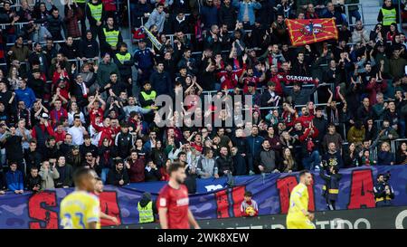 Pamplona, Spanien. Februar 2024. Sport. Fußball/Fußball.Zuschauer auf den Tribünen des El Sadar Stadions während des Fußballspiels La Liga EA Sports zwischen CA Osasuna und Cadiz CF spielten am 17. Februar 2024 in Pamplona (Spanien). Kredit: Inigo Alzugaray/Cordon Press Kredit: CORDON PRESS/Alamy Live News Stockfoto