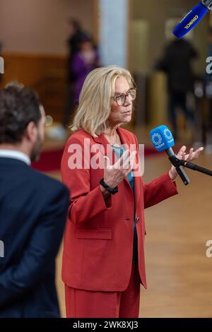 Brüssel, Belgien Februar 2024. BRÜSSEL - Sigrid Kaag spricht vor einem Treffen mit den EU-Ministern über die Hilfe für Gaza mit Journalisten. In ihrer Rolle als UN-Koordinatorin für den Wiederaufbau im Gazastreifen wurde Kaag gebeten, die Minister über die Lage im Gazastreifen zu informieren. ANP JONAS ROOSENS niederlande Out - belgien Out Credit: ANP/Alamy Live News Stockfoto