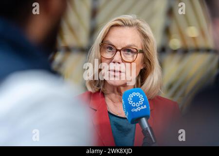 Brüssel, Belgien Februar 2024. BRÜSSEL - Sigrid Kaag spricht vor einem Treffen mit den EU-Ministern über die Hilfe für Gaza mit Journalisten. In ihrer Rolle als UN-Koordinatorin für den Wiederaufbau im Gazastreifen wurde Kaag gebeten, die Minister über die Lage im Gazastreifen zu informieren. ANP JONAS ROOSENS niederlande Out - belgien Out Credit: ANP/Alamy Live News Stockfoto