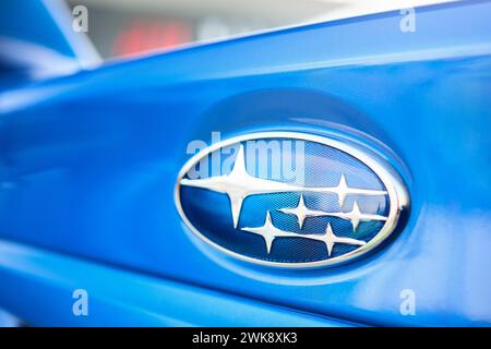 Berlin – 20. August 2022: Subaru Impreza WRX Sti Detailaufnahme. Subaru-Logo-Emblem-Zeichen mit selektivem Fokus in Großansicht. Stockfoto