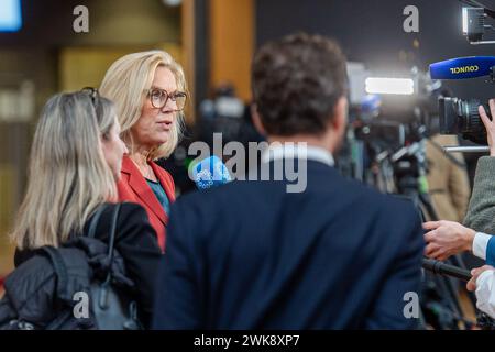 Brüssel, Belgien Februar 2024. BRÜSSEL - Sigrid Kaag spricht vor einem Treffen mit den EU-Ministern über die Hilfe für Gaza mit Journalisten. In ihrer Rolle als UN-Koordinatorin für den Wiederaufbau im Gazastreifen wurde Kaag gebeten, die Minister über die Lage im Gazastreifen zu informieren. ANP JONAS ROOSENS niederlande Out - belgien Out Credit: ANP/Alamy Live News Stockfoto