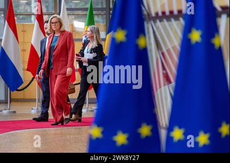 Brüssel, Belgien Februar 2024. BRÜSSEL - Sigrid Kaag spricht vor einem Treffen mit den EU-Ministern über die Hilfe für Gaza mit Journalisten. In ihrer Rolle als UN-Koordinatorin für den Wiederaufbau im Gazastreifen wurde Kaag gebeten, die Minister über die Lage im Gazastreifen zu informieren. ANP JONAS ROOSENS niederlande Out - belgien Out Credit: ANP/Alamy Live News Stockfoto