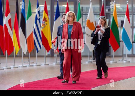 Brüssel, Belgien Februar 2024. BRÜSSEL - Sigrid Kaag spricht vor einem Treffen mit den EU-Ministern über die Hilfe für Gaza mit Journalisten. In ihrer Rolle als UN-Koordinatorin für den Wiederaufbau im Gazastreifen wurde Kaag gebeten, die Minister über die Lage im Gazastreifen zu informieren. ANP JONAS ROOSENS niederlande Out - belgien Out Credit: ANP/Alamy Live News Stockfoto