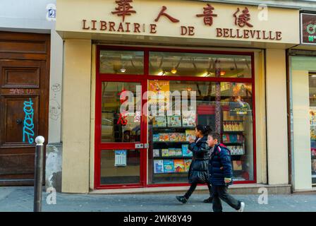 Paris, Frankreich, Kinder Laufen, Vorderseite, Chinesische Geschäfte, Chinatown, Kleine Unternehmen, Buchhandlung, Belleville, Straßenszene Stockfoto