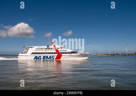 Fährkatamaran von Emden in der Nähe der Küste von Borkum in Fischerbalje, Wattenmeer, Ostfriesland, Niedersachsen, Deutschland Stockfoto