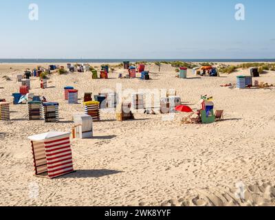 Weststrand mit Kapuzenliegen und Zelten auf der Insel Borkum, Ostfriesland, Niedersachsen, Deutschland Stockfoto
