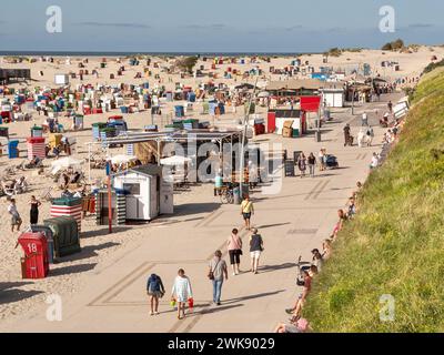 Promenade und Weststrand mit Menschen, Stühlen und Zelten auf der ostfriesischen Insel Borkum, Niedersachsen, Deutschland Stockfoto