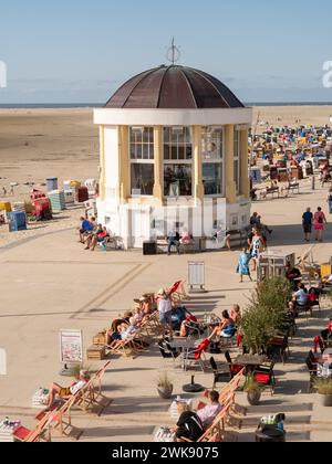 Musikpavillon an der Strandpromenade der ostfriesischen Insel Borkum, Niedersachsen Stockfoto